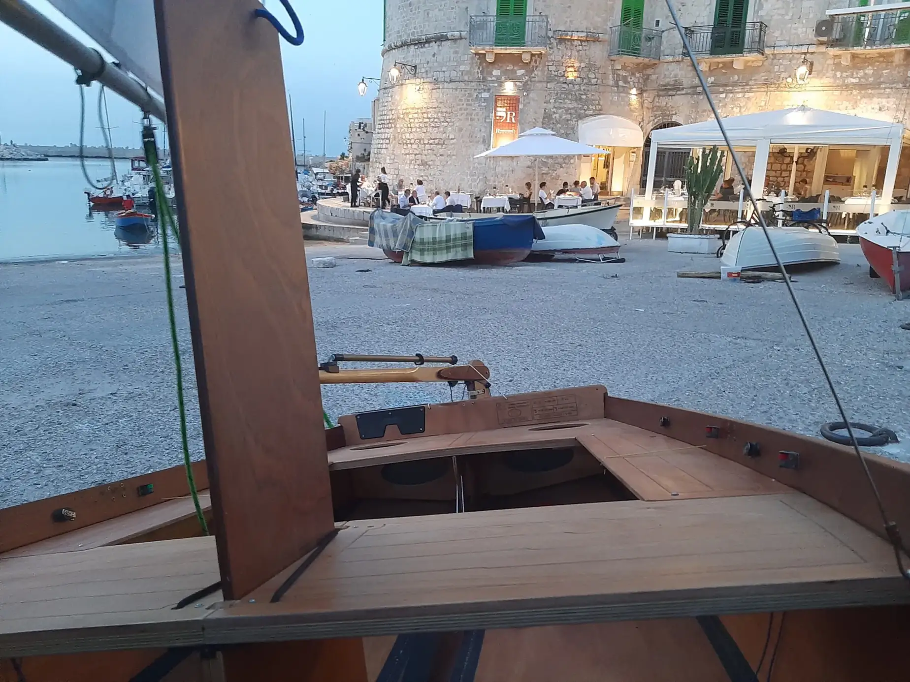 Barca in legno P8 nel porto di Giovinazzo dopo una bella giornata di vela