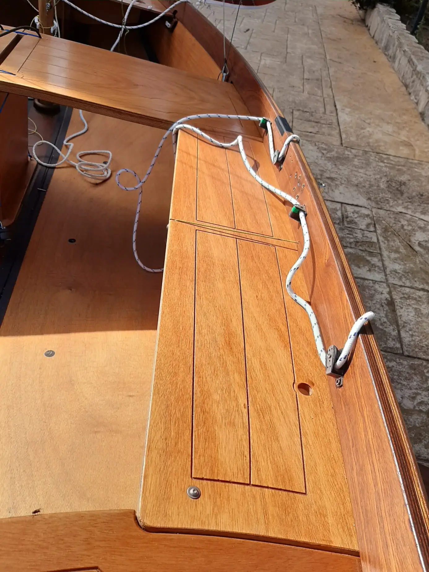Panchette laterali della barca a vela P8 . Da apprezzare le pregevoli venature del legno.